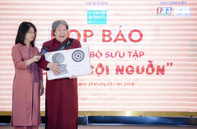 Nhà sử học - Giáo sư Lê Văn Lan giới thiệu các di vật văn hóa lịch sử đất Tổ.