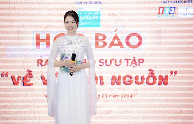 NTK Thoa Trần chia sẻ tại họp báo giới thiệu BST “Về với cội nguồn”.