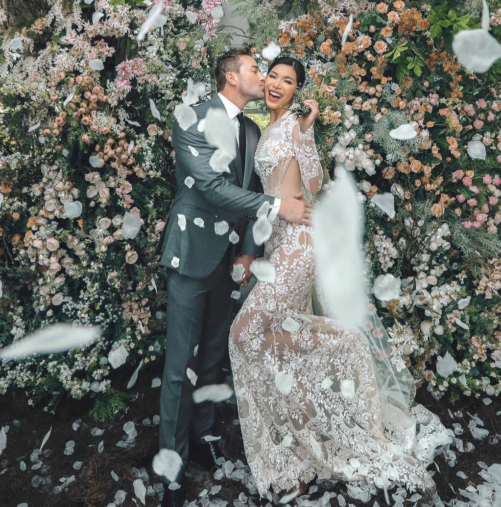 Tối 30/3, siêu mẫu Minh Tú đăng bộ ảnh cưới lãng mạn, đẹp như cổ tích bên bạn trai ngoại quốc Christopher. 