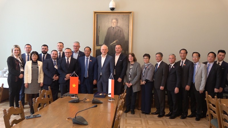 Phó Chủ tịch Quốc hội Trần Quang Phương thăm và làm việc tại Ba Lan Phó Chủ tịch Quốc hội Trần Quang Phương thăm và làm việc tại Ba Lan