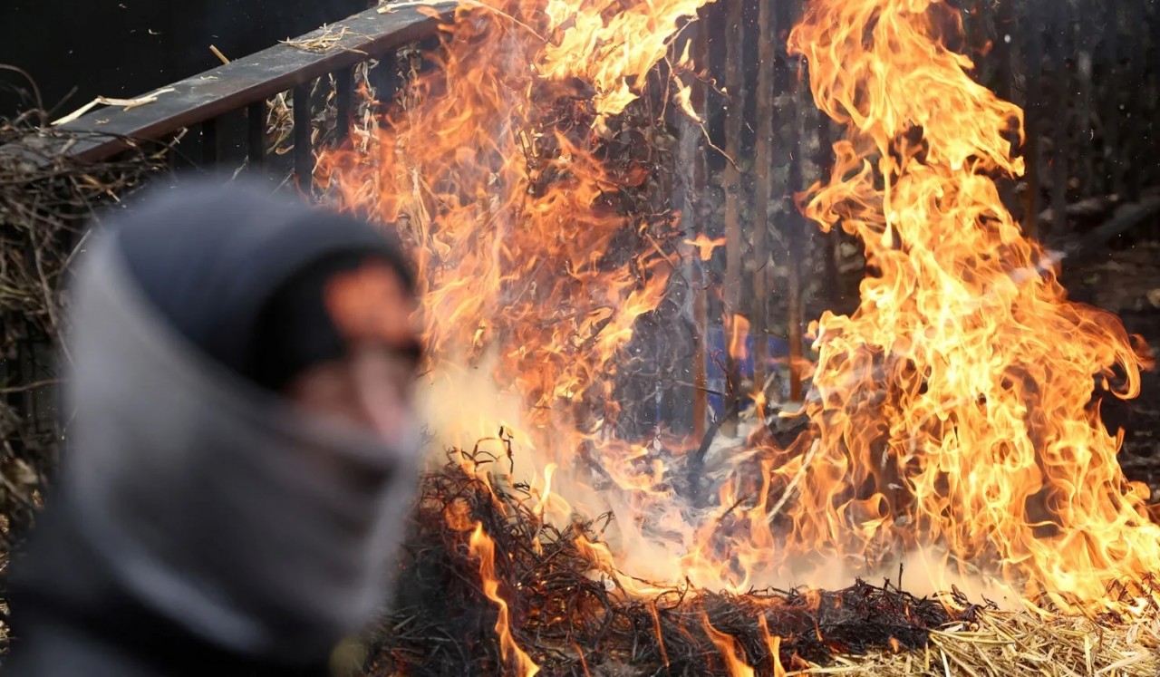 Ảnh ấn tượng (25 31/3): Nga đáp trả cáo buộc sẽ tấn công đồng minh Mỹ ở Đông Âu, Ukraine lắp ‘răng rồng’ chống tăng, ‘biển’ ô tô điện Trung Quốc