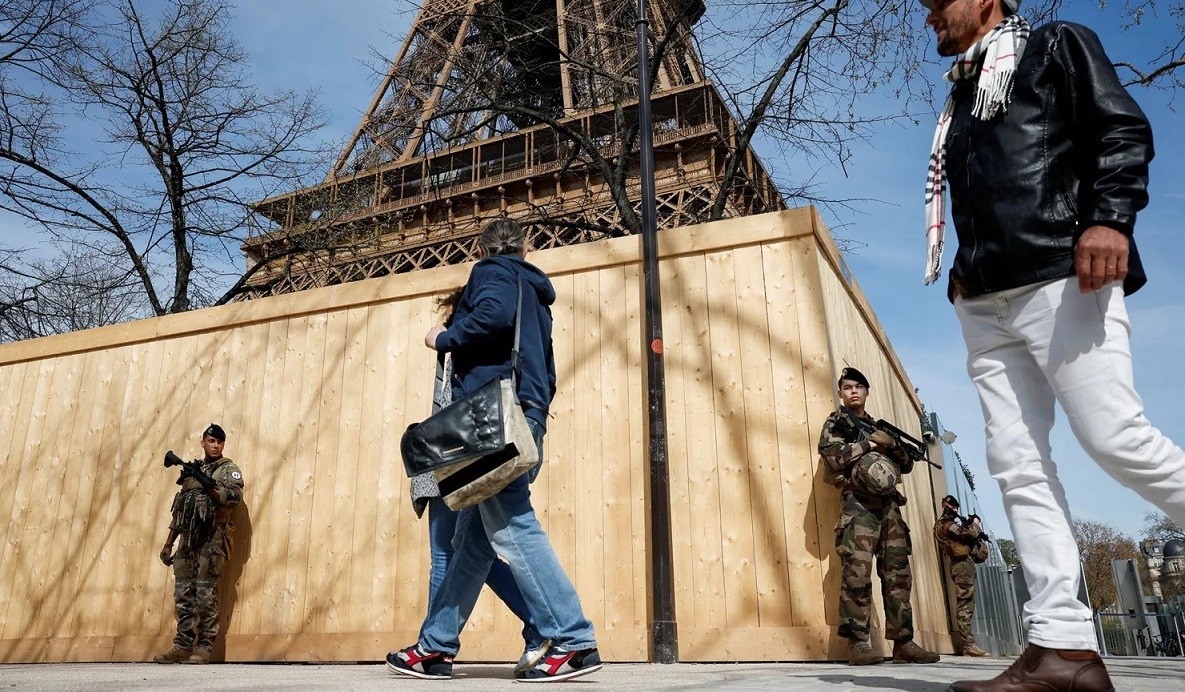 Ảnh ấn tượng (25 31/3): Nga đáp trả cáo buộc sẽ tấn công đồng minh Mỹ ở Đông Âu, Ukraine lắp ‘răng rồng’ chống tăng, ‘biển’ ô tô điện Trung Quốc