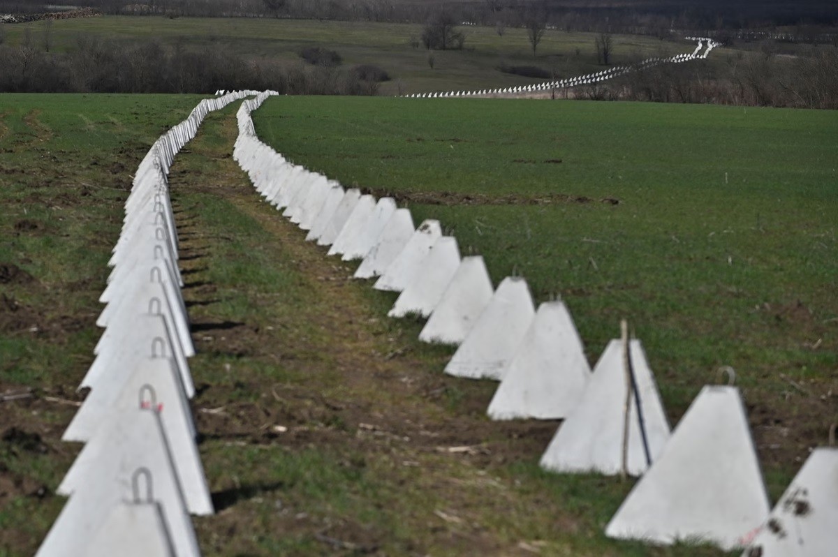 Ảnh ấn tượng (25 31/3): Nga đáp trả cáo buộc sẽ tấn công đồng minh Mỹ ở Đông Âu, Ukraine lắp ‘răng rồng’ chống tăng, ‘biển’ ô tô điện Trung Quốc