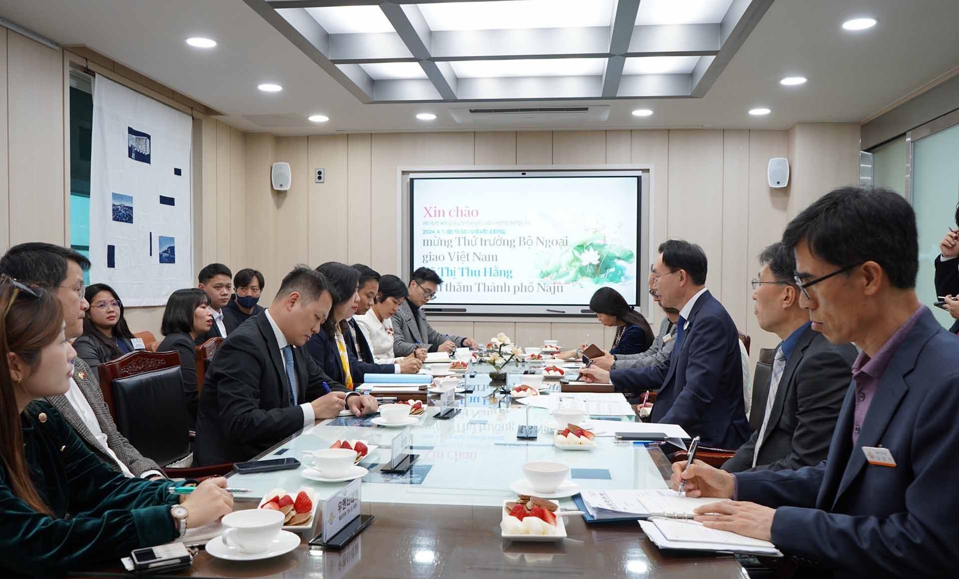 Thứ trưởng Ngoại giao Lê Thị Thu Hằng thăm, làm việc tại Hàn Quốc Thứ trưởng Ngoại giao Lê Thị Thu Hằng thăm, làm việc tại Hàn Quốc