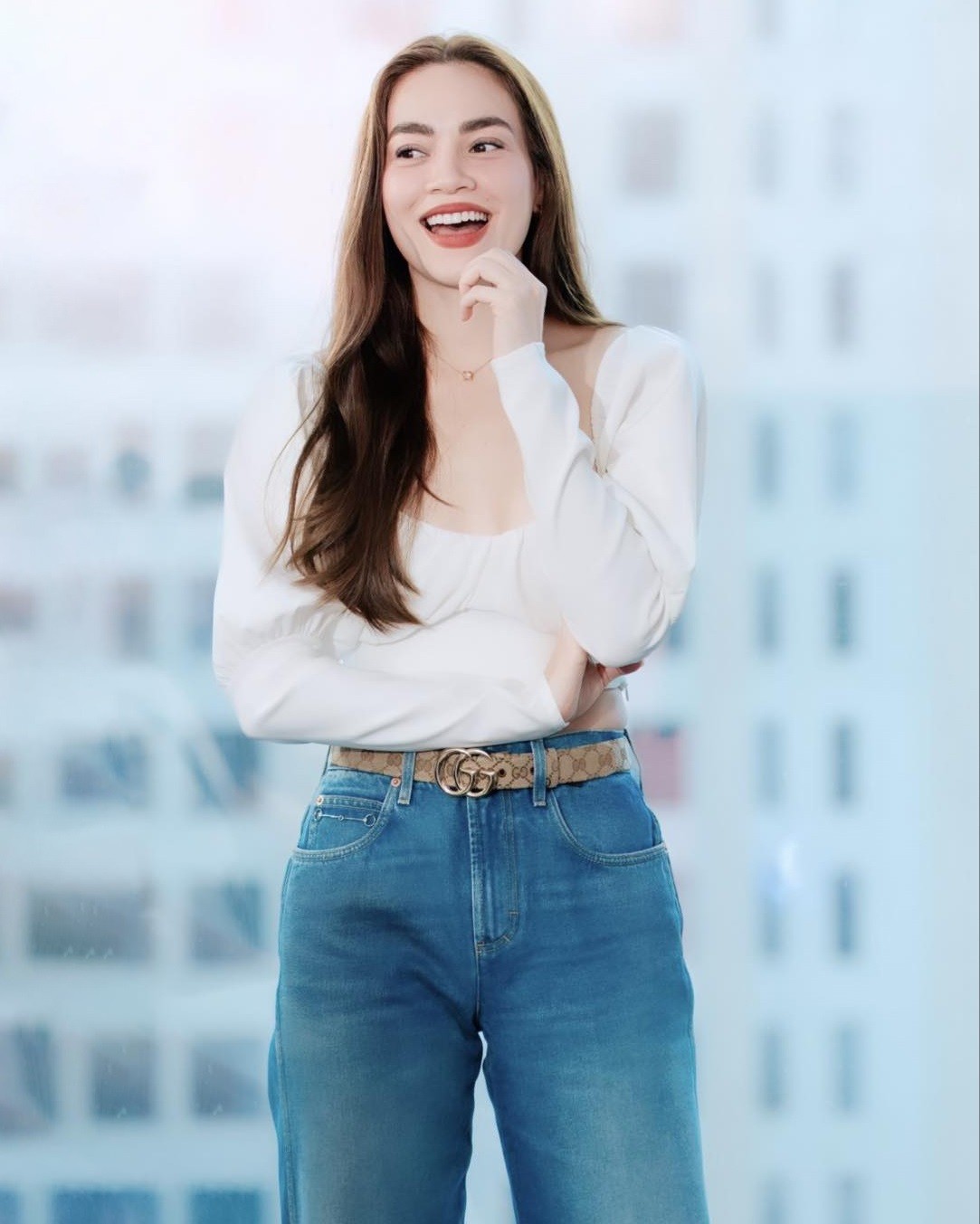 Hồ Ngọc Hà khoe thời trang gợi cảm khi đến văn phòng công ty. Trong buổi họp cơ quan, bà xã Kim Lý diện crop top hở eo phối cùng quần jeans tôn dáng.