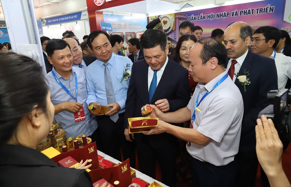 Gần 500 doanh nghiệp từ 16 quốc gia, vùng lãnh thổ tìm kiếm cơ hội hợp tác đầu tư tại Vietnam Expo 2024 Gần 500 doanh nghiệp từ 16 quốc gia, vùng lãnh thổ tìm kiếm cơ hội hợp tác đầu tư tại Vietnam Expo 2024