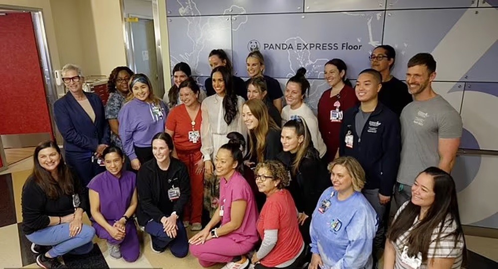 Meghan chụp ảnh với các nhân viên Bệnh viện Nhi Los Angeles.