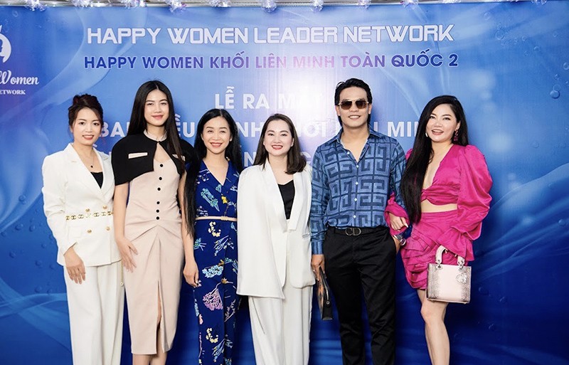 Ca sĩ Dương Trường Giang (Thứ hai từ phải sang) cùng các khách mời Vip tham dự sự kiện.