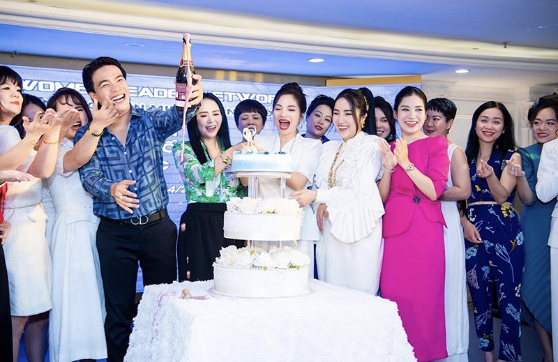 “Liên minh toàn quốc 2” và các khách mời tham dự cùng chúc mừng chương trình.