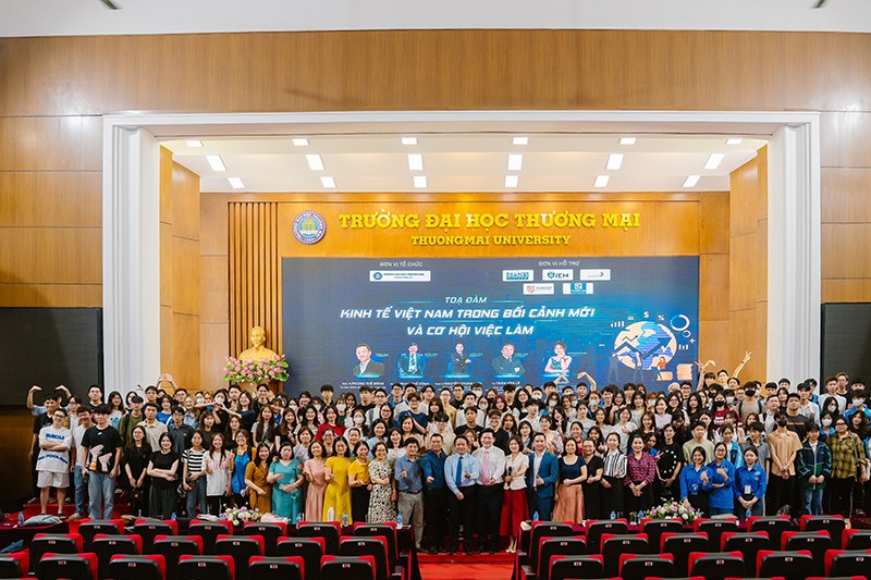 Các diễn giả chụp ảnh lưu niệm cùng các thầy cô và sinh viên Khoa Kinh tế, Trường ĐHTM