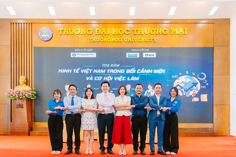 Các diễn giả chụp ảnh lưu niệm tại chương trình