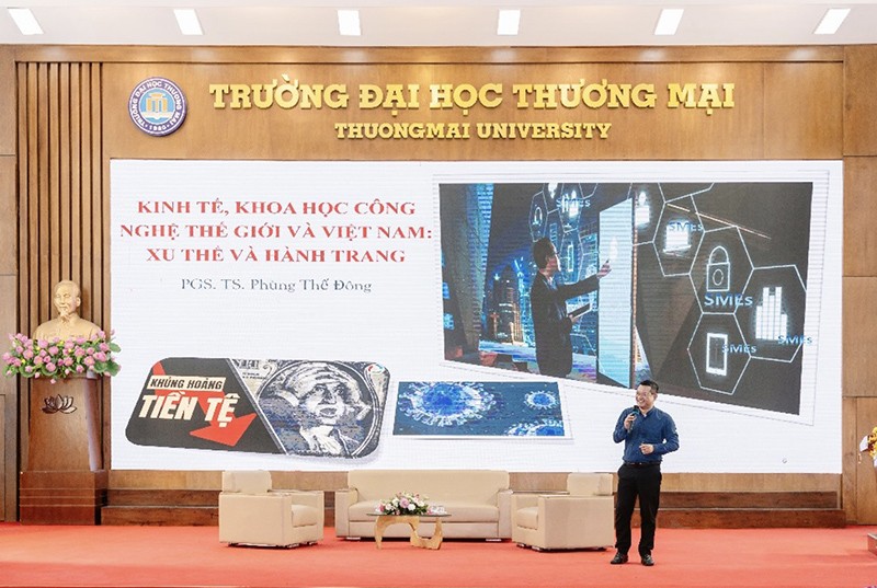 PGS.TS. Phùng Thế Đông trình bày về Biến động kinh tế và KH-CN trên thế giới và cơ hội việc làm