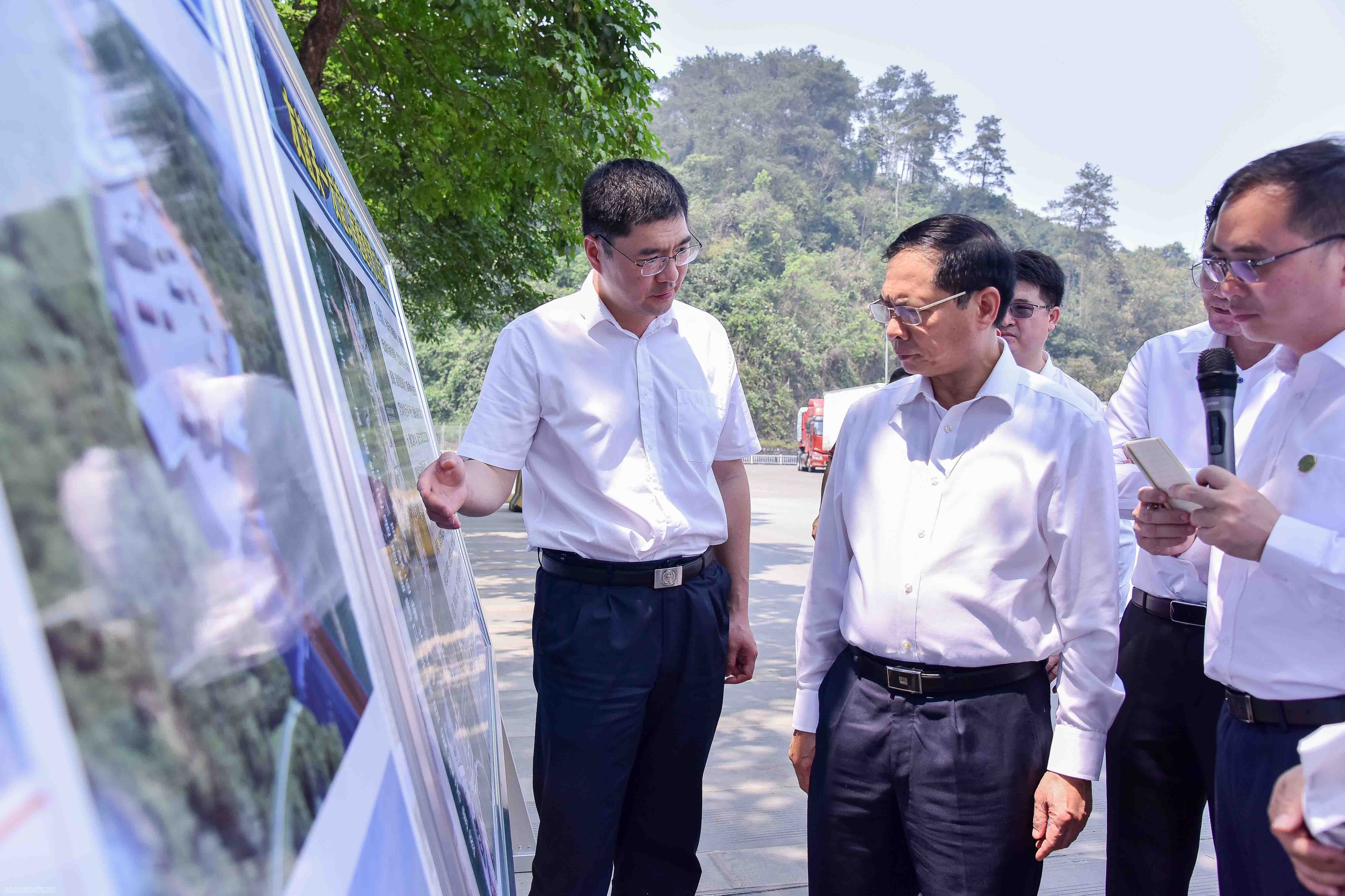 Bộ trưởng tin tưởng, sau khi hoàn thành, tuyến đường vận chuyển hàng hoá chuyện dụng này sẽ góp phần quan trọng thúc đẩy giao lưu kinh tế thương mại giữa Việt Nam và Trung Quốc nói riêng, cũng như với các nước ASEAN và các nước khác nói chung.