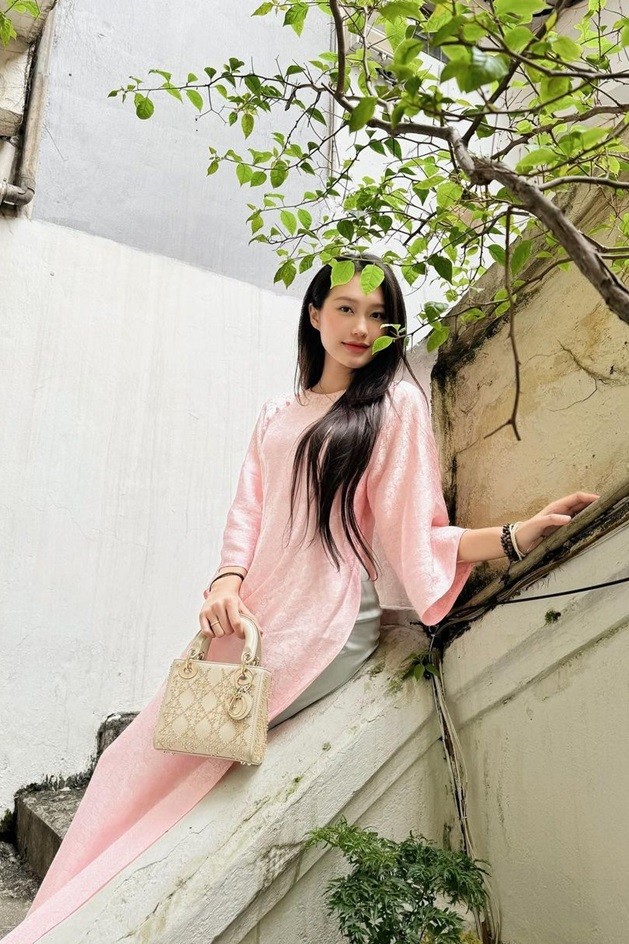 Áo dài cũng là trang phục được Doãn Hải My yêu thích khi mang bầu. Mỹ nhân 23 tuổi ưu tiên các phom dáng kiểu thập niên 1930, tông màu trang nhã.