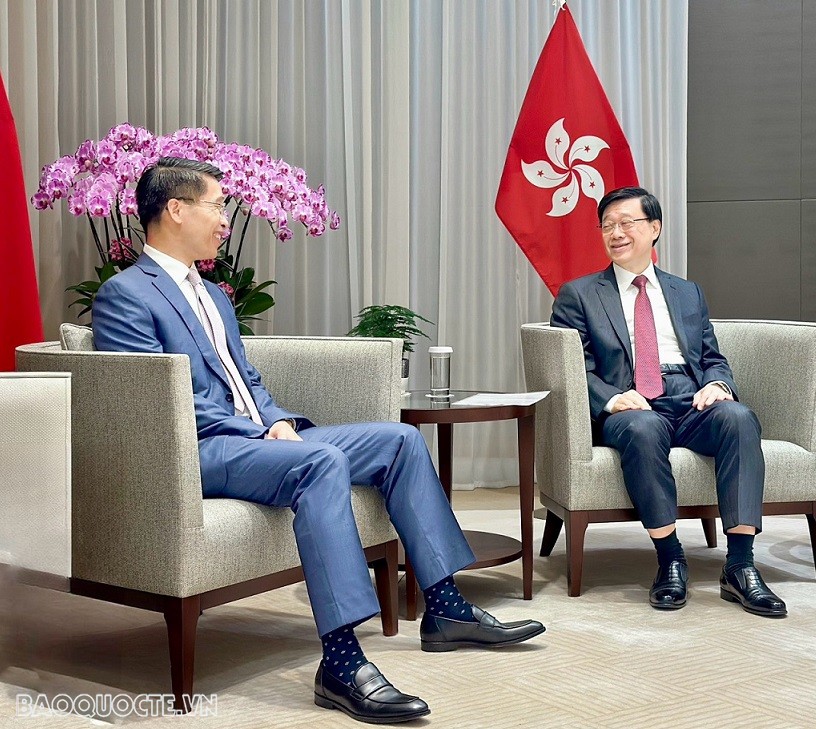 Tổng Lãnh sự Phạm Bình Đàm chào từ biệt Trưởng Đặc khu Hành chính Hong Kong John Lee Ka-chiu