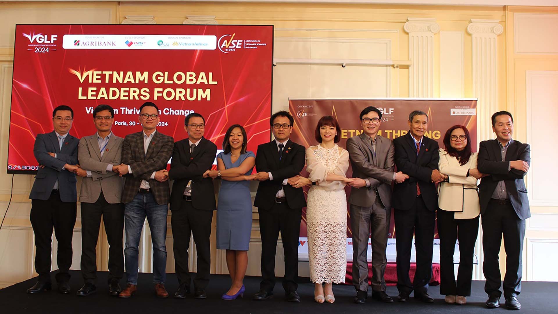 Các đại biểu, diễn giả của sự kiện chụp ảnh lưu niệm. (Nguồn: AVSE Global)