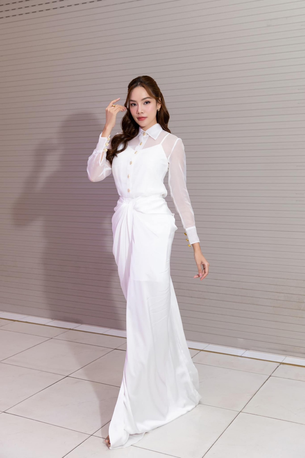 Hoa hậu Lê Hoàng Phương đăng ảnh nóng bỏng