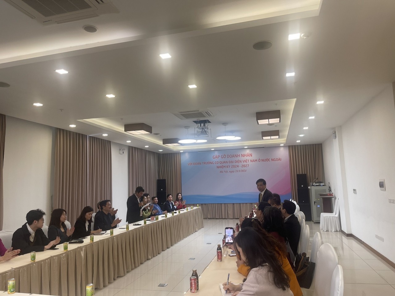 Các đại biểu tham dự Chương trình Cafe Doanh nhân với các Đại sứ, Thương vụ.