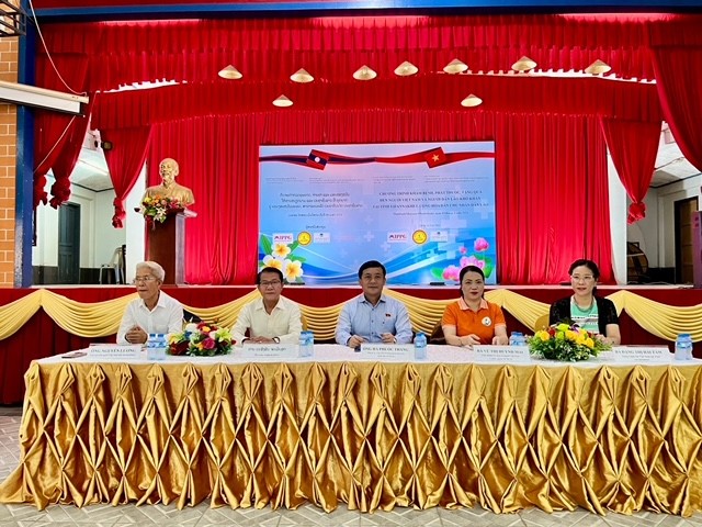 Đoàn công tác Việt Nam khám bệnh, phát thuốc và tặng quà tại tỉnh Savannakhet, Lào