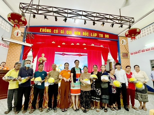 Đoàn công tác Việt Nam khám bệnh, phát thuốc và tặng quà tại tỉnh Savannakhet, Lào