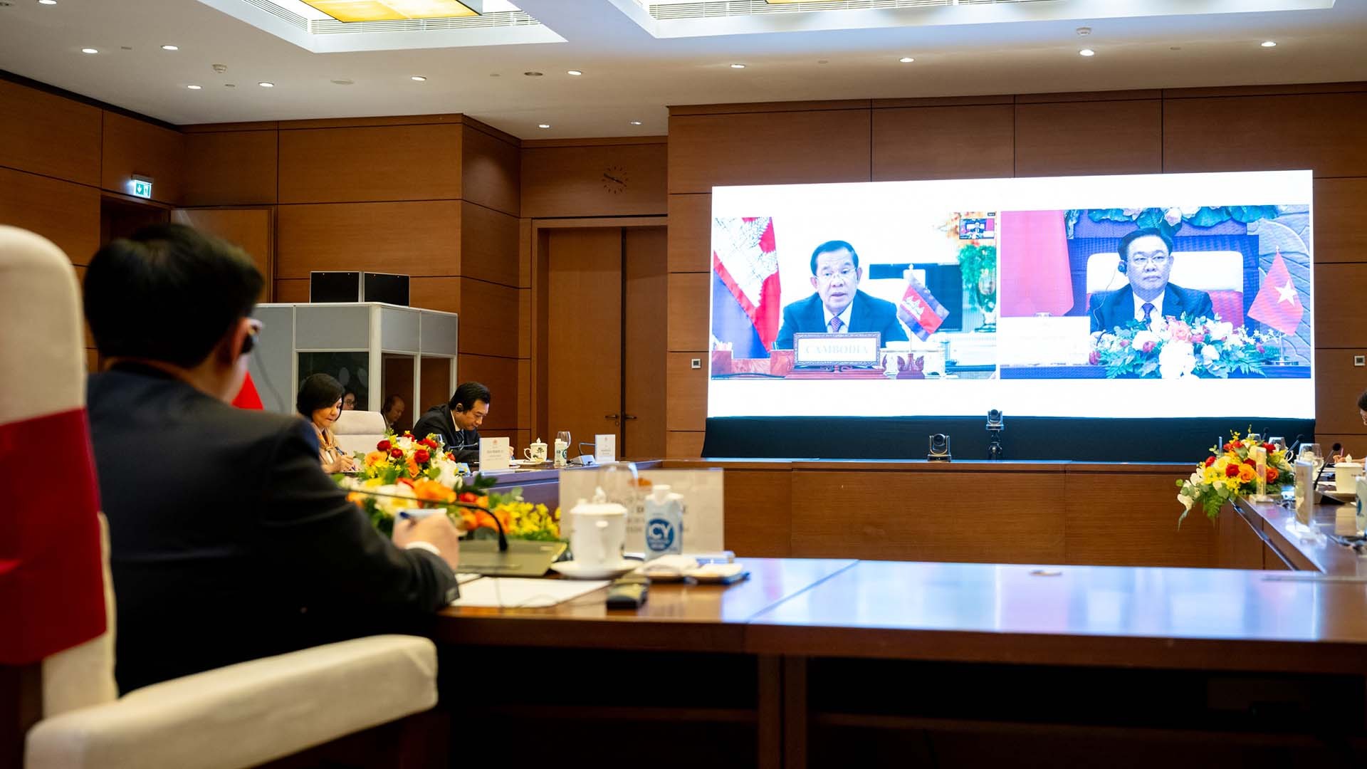 Chủ tịch Quốc hội Vương Đình Huệ điện đàm với Chủ tịch Thượng viện Campuchia Samdech Techo Hun Sen. (Nguồn: quochoi.vn) Chủ tịch Quốc hội Vương Đình Huệ điện đàm với Chủ tịch Thượng viện Campuchia Samdech Techo Hun Sen. (Nguồn: quochoi.vn)