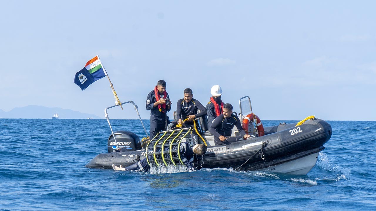 Lực lượng Bảo vệ bờ biển Ấn Độ trình diễn tiếp cận người bị nạn và đưa lên tàu tiến hành cấp cứu ổn định sức khỏe. Ảnh: Huỳnh Sơn-TTXVN