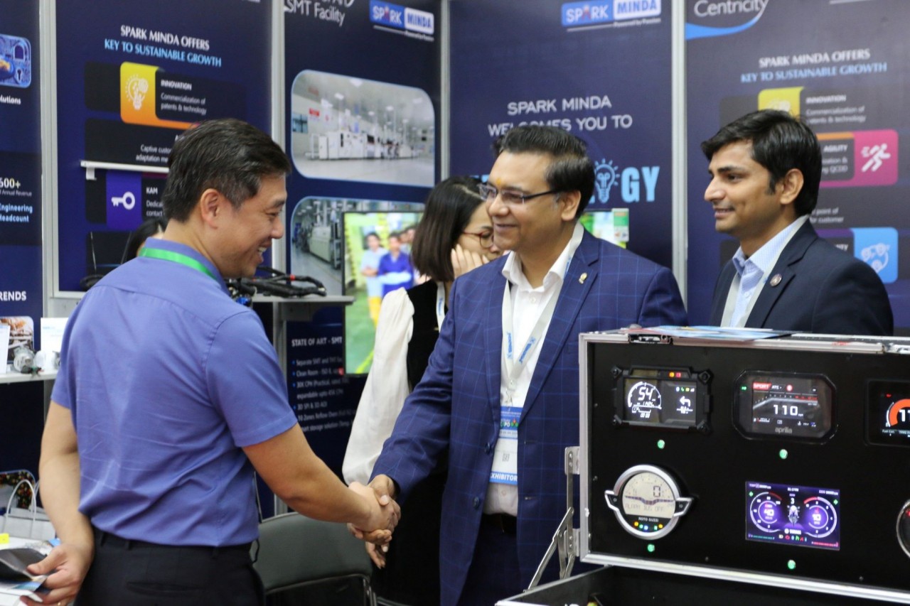 Gian hàng Ấn Độ trưng bày các sản phẩm khác nhau của Ấn Độ trong các lĩnh vực như điện tử và truyền thông, linh kiện ô tô, xử lý nước thải, dịch vụ tài chính ngân hàng, chế biến nông sản, hàng tiêu dùng và cơ sở hạ tầng như cảng và hậu cần. (Ảnh: Bảo Hà)