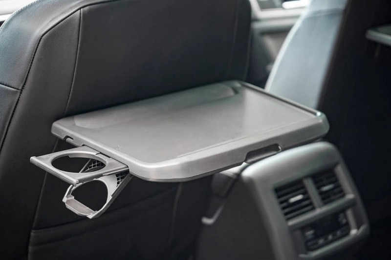 Bàn làm việc cho hàng ghế thứ 2 có thể gập gọn vào lưng hàng ghế đầu