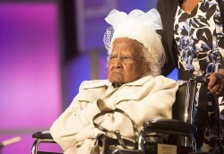 Các cụ trên 100 tuổi bật mí bí quyết sống lâu 'độc lạ'