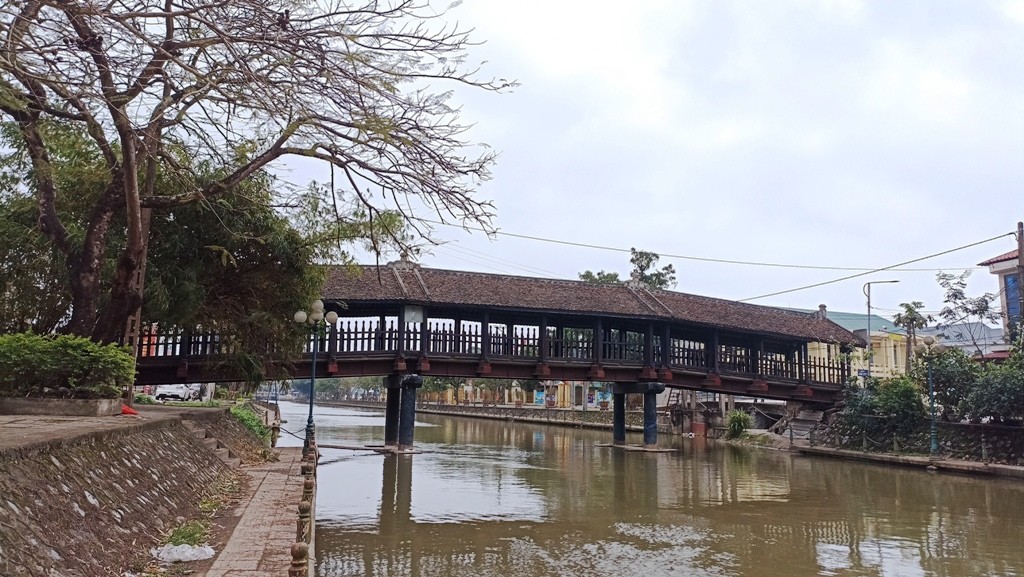 Cầu ngói Phát Diệm có tuổi đời 122 năm. Ảnh: Trần Nghị Cầu ngói Phát Diệm có tuổi đời 122 năm. Ảnh: Trần Nghị