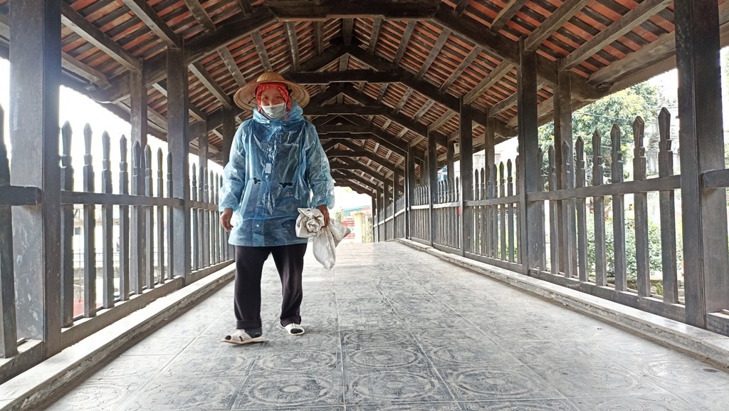 Hằng ngày, người dân vẫn đi lại trên cầu để qua sông. Ảnh: Trần Nghị Hằng ngày, người dân vẫn đi lại trên cầu để qua sông. Ảnh: Trần Nghị