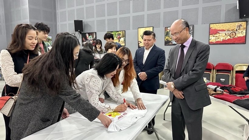 sinh vien viet nam tai phap ung ho dong bao chien si hoang sa va truong sa