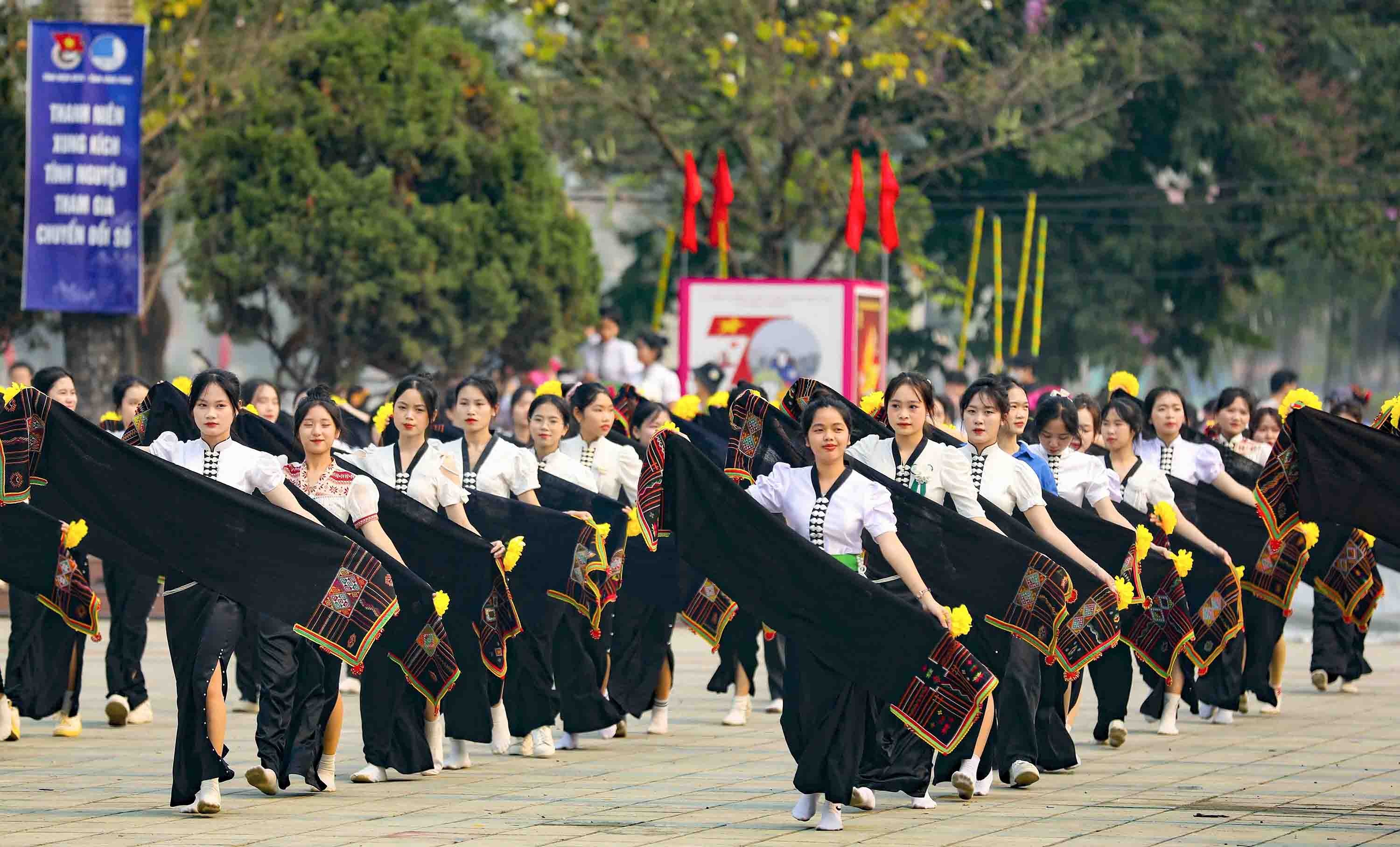 Công diễn dân vũ, điệu nhảy đường phố của học sinh, sinh viên tỉnh Điện Biên