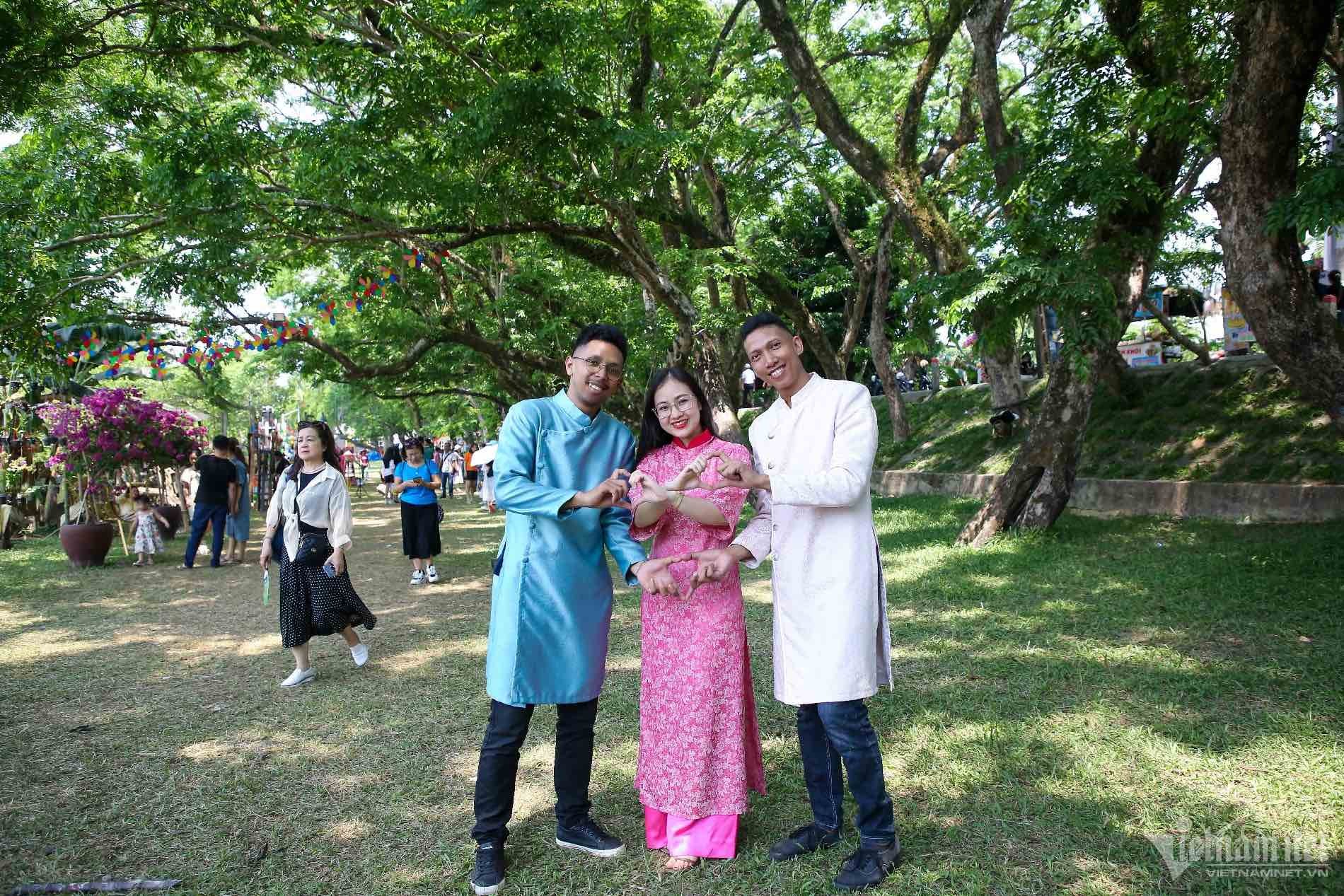 Ngắm 9 cây sưa trăm tuổi vừa được công nhận di sản Việt Nam Cây sưa trăm tuổi vừa được công nhận di sản Việt Nam hút du khách đến check-in