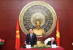 Chủ tịch Quốc hội Vương Đình Huệ gặp mặt cộng đồng người Việt Nam tại Trung Quốc