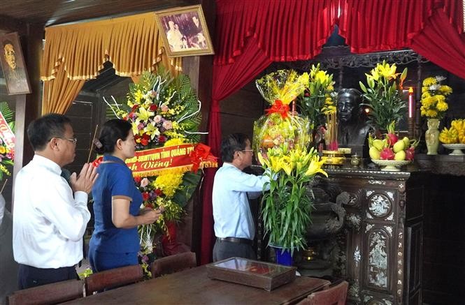 Lãnh đạo tỉnh và người dân tới dâng hương, dâng hoa tại Khu lưu niệm Tổng Bí thư Lê Duẩn ở xã Triệu Thành, huyện Triệu Phong. Ảnh: Thanh Thuỷ-TTXVN