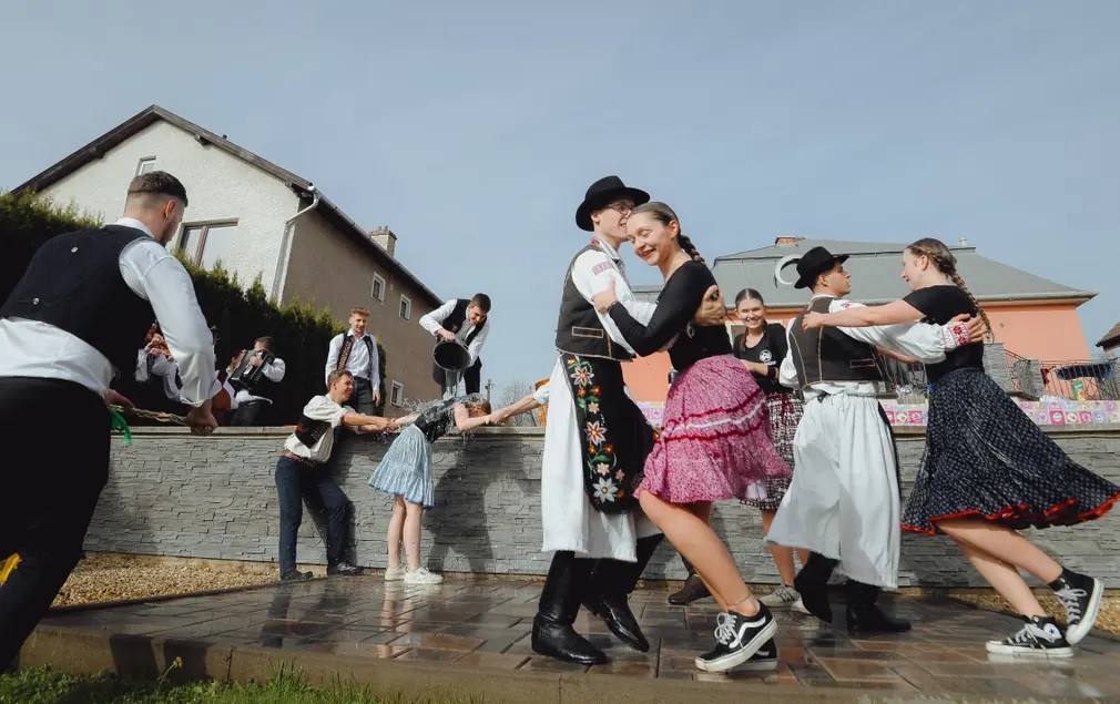 Ảnh ấn tượng (1 7/4): Nga nói về mục đích của kẻ chủ mưu đánh bom nhà hát, Ukraine tập trận ở miền Nam, Đại sứ quán Iran tại Syria bị tấn công