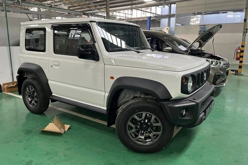 Trước đó, Suzuki Jimny được chào bán với mức giá 789 triệu đồng, thêm 10 triệu đồng nếu như khách hàng chọn xe 2 tông màu