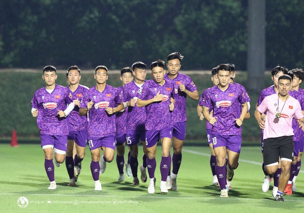 Đội tuyển U23 Việt Nam tập luyện, vận động nhẹ trước trận giao hữu với U23 Jordan