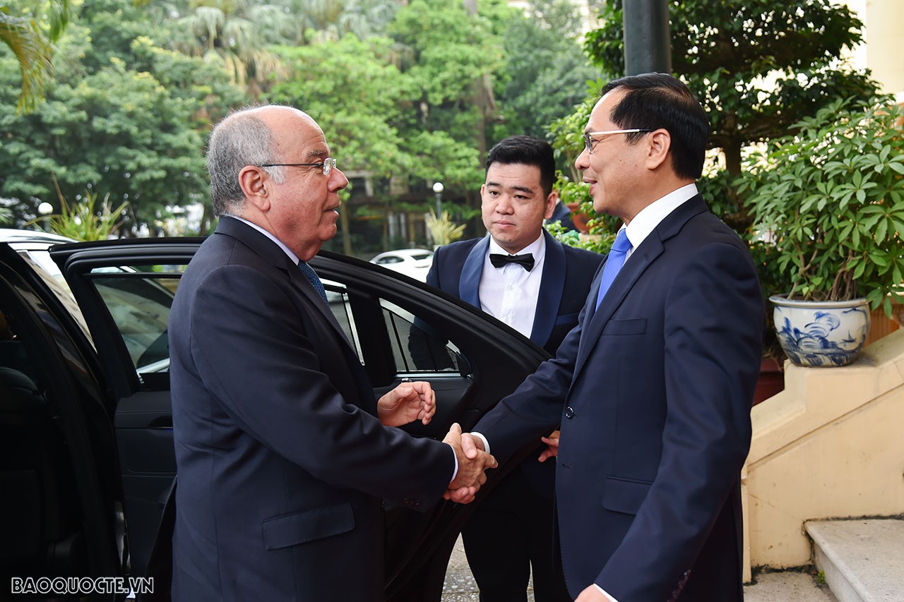 Nhận lời mời của Bộ trưởng Ngoại giao Bùi Thanh Sơn, Bộ trưởng Ngoại giao Cộng hòa liên bang Brazil Mauro Vieira sẽ thăm chính thức Việt Nam từ ngày 09-11/4. Sáng 10/4, tại Nhà khách Chính phủ, Bộ trưởng Ngoại giao Bùi Thanh Sơn đã đón và tiến hành hội đàm với Bộ trưởng Ngoại giao Brazil Mauro Vieira. Nhận lời mời của Bộ trưởng Ngoại giao Bùi Thanh Sơn, Bộ trưởng Ngoại giao Cộng hòa liên bang Brazil Mauro Vieira sẽ thăm chính thức Việt Nam từ ngày 09-11/4. Sáng 10/4, tại Nhà khách Chính phủ, Bộ trưởng Ngoại giao Bùi Thanh Sơn đã đón và tiến hành hội đàm với Bộ trưởng Ngoại giao Brazil Mauro Vieira.