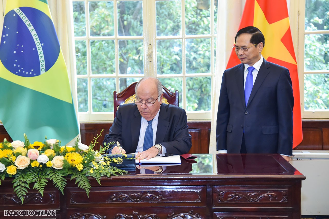 Trong 35 năm qua, quan hệ Việt Nam - Brazil đã và đang phát triển tích cực trên tất cả các lĩnh vực, ngày càng thực chất và hiệu quả, quan hệ chính trị ngày càng gắn bó, tin cậy, trong khi quan hệ kinh tế thương mại ngày càng gia tăng. Trong 35 năm qua, quan hệ Việt Nam - Brazil đã và đang phát triển tích cực trên tất cả các lĩnh vực, ngày càng thực chất và hiệu quả, quan hệ chính trị ngày càng gắn bó, tin cậy, trong khi quan hệ kinh tế thương mại ngày càng gia tăng.