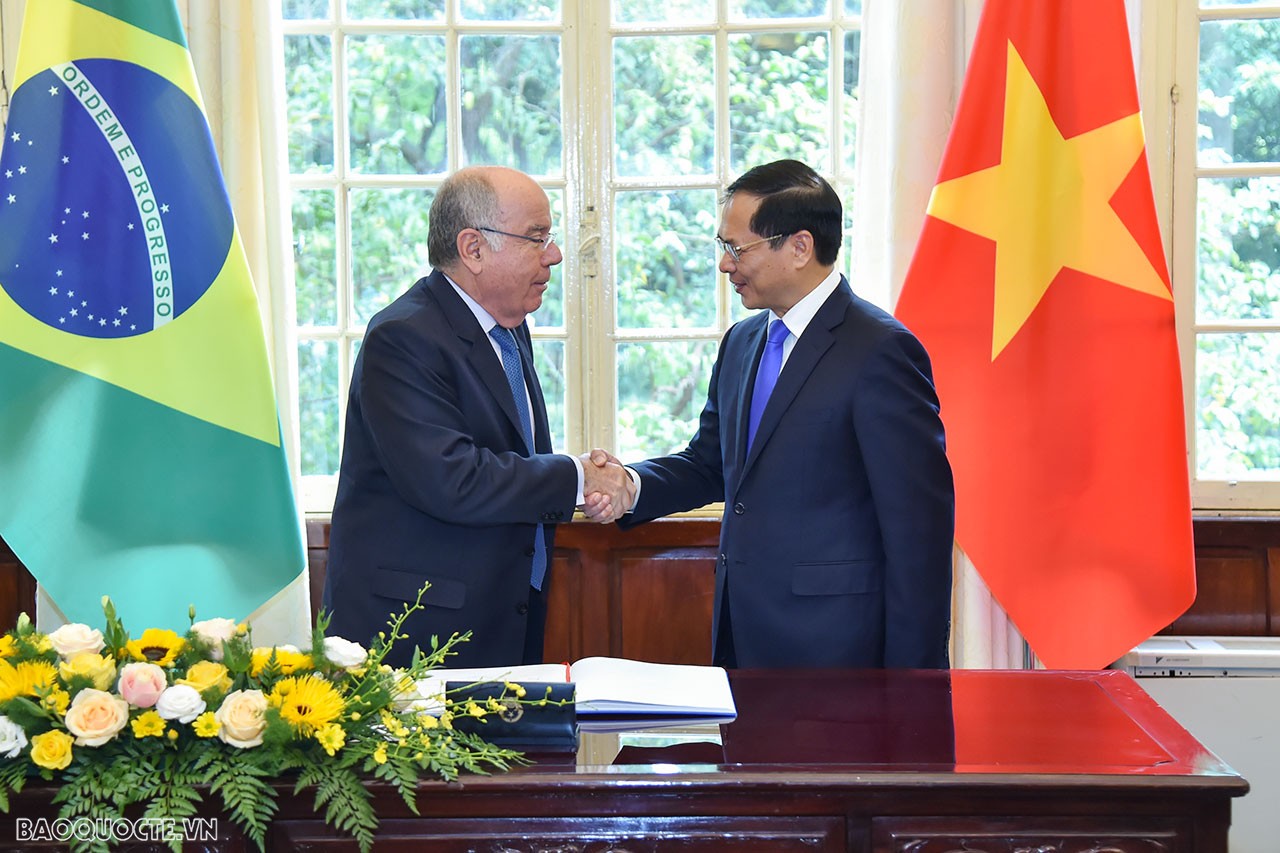 Về chính trị - ngoại giao, hai nước duy trì tốt hoạt động trao đổi đoàn các cấp, gần đây nhất là chuyến thăm chính thức Brazil của Thủ tướng Chính phủ Phạm Minh Chính (tháng 9/2023) đã góp phần quan trọng củng cố và thúc đẩy hợp tác, mở ra những lĩnh vực hợp tác mới và tiềm năng giữa hai nước. Về chính trị - ngoại giao, hai nước duy trì tốt hoạt động trao đổi đoàn các cấp, gần đây nhất là chuyến thăm chính thức Brazil của Thủ tướng Chính phủ Phạm Minh Chính (tháng 9/2023) đã góp phần quan trọng củng cố và thúc đẩy hợp tác, mở ra những lĩnh vực hợp tác mới và tiềm năng giữa hai nước.