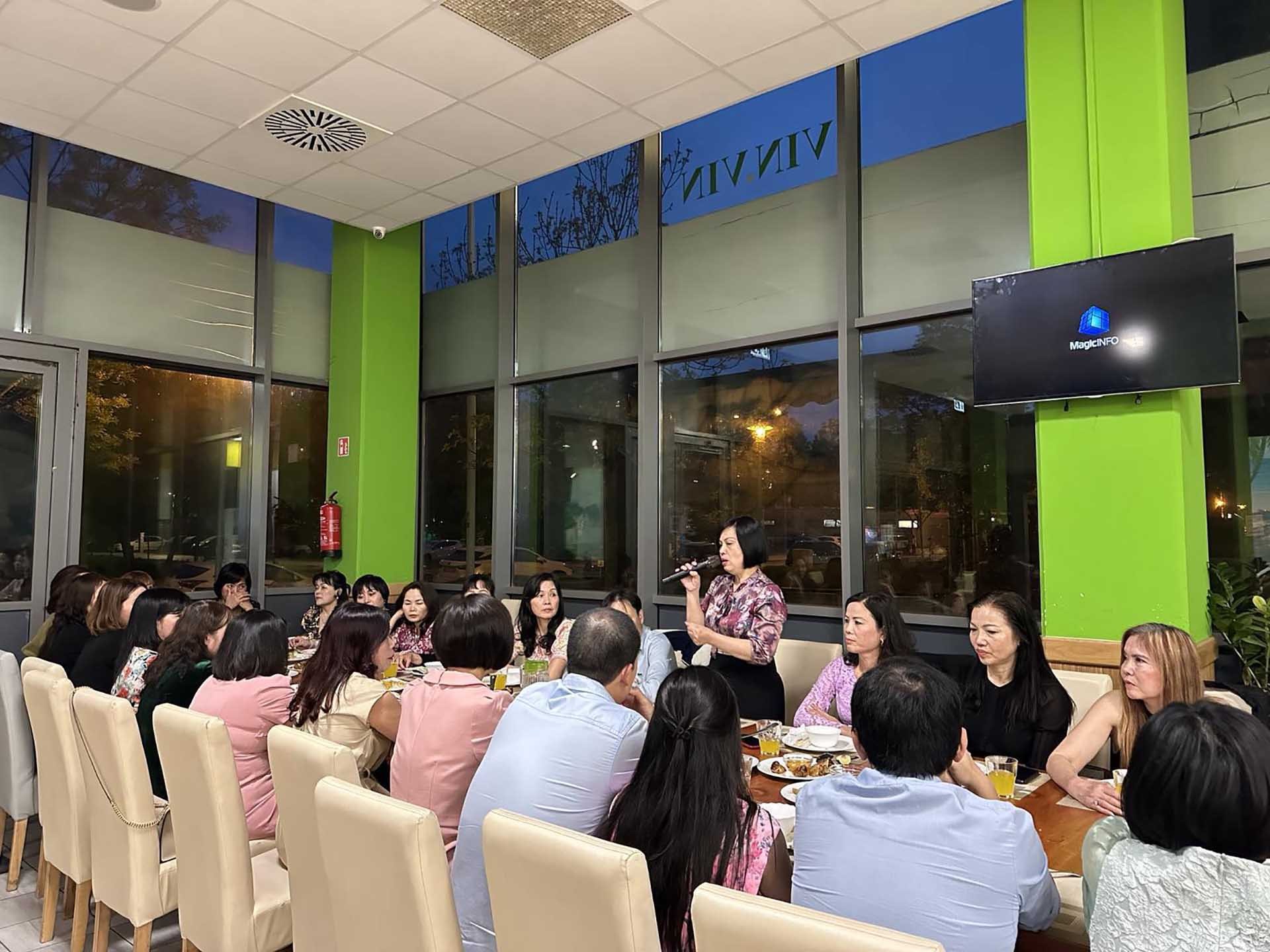 Đại sứ Nguyễn Thị Bích Thảo phát biểu.