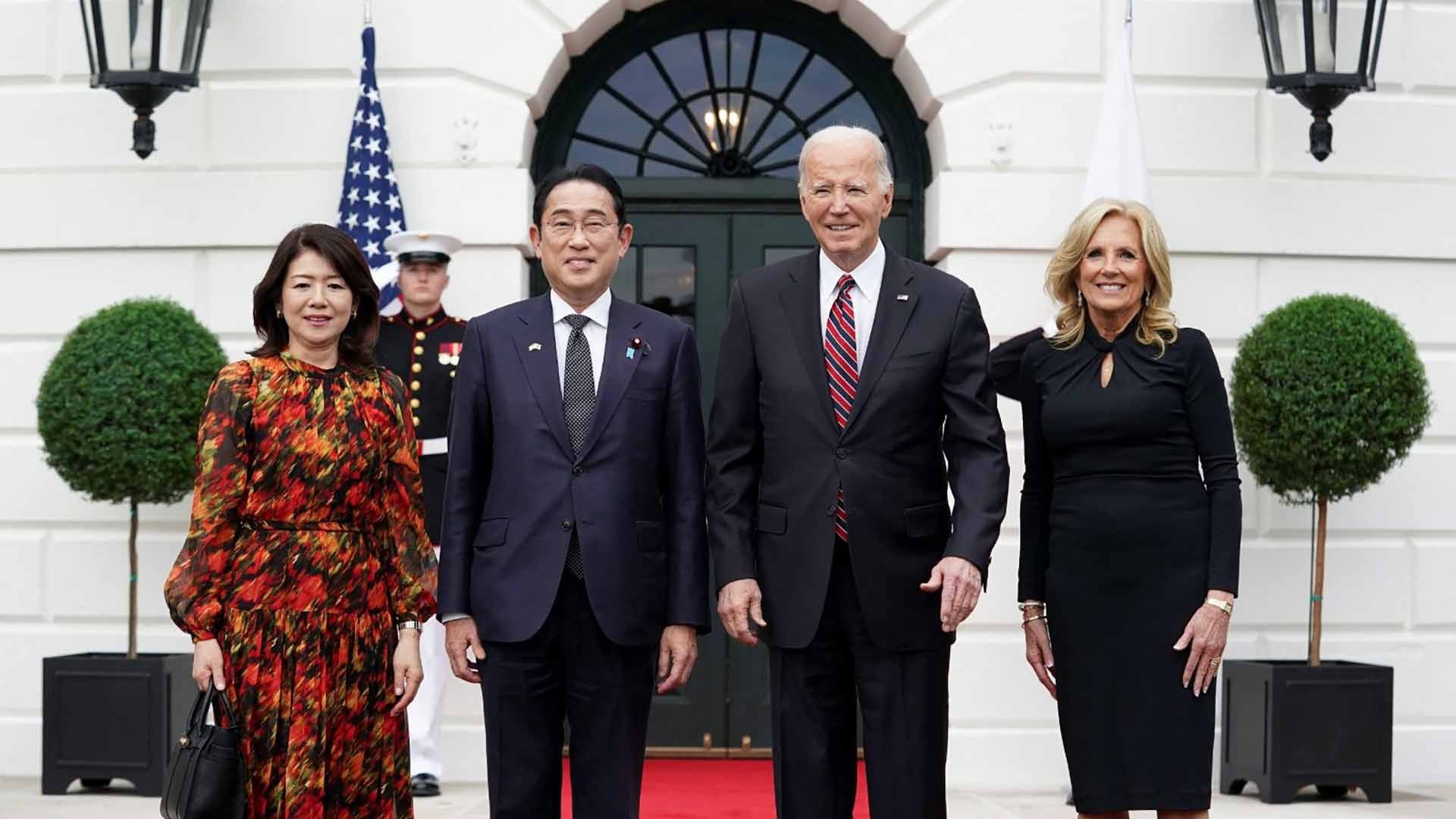 Tổng thống Mỹ Joe Biden và phu nhân chào đón Thủ tướng Kishida Fumio và phu nhân tại Nhà Trắng ngày 9/4. (Nguồn: Bloomberg) Tổng thống Mỹ Joe Biden và phu nhân chào đón Thủ tướng Kishida Fumio và phu nhân tại Nhà Trắng ngày 9/4. (Nguồn: Bloomberg)