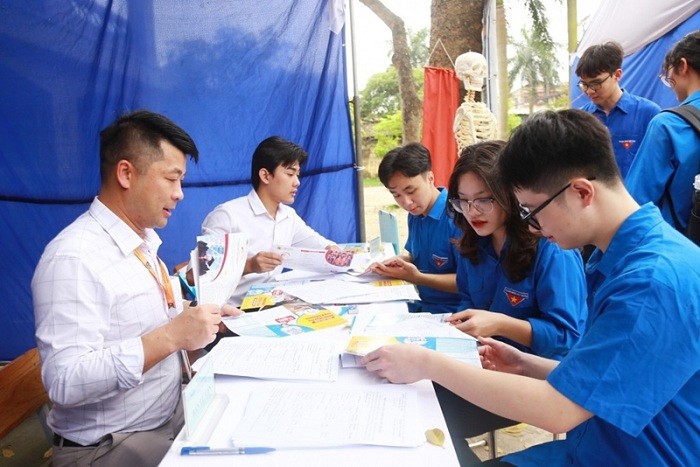 Các học sinh được trực tiếp tư vấn chọn ngành học tại gian hàng. Các học sinh được trực tiếp tư vấn chọn ngành học tại gian hàng.