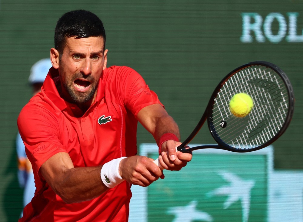 Không còn như ở vòng tứ kết, Novak Djokovic sớm gặp nhiều khó khăn khi đối đầu Casper Ruud.