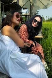 Hình ảnh đôi bạn nghệ sĩ Tú Oanh và Quách Thu Phương cùng nghỉ dưỡng tại Hội An