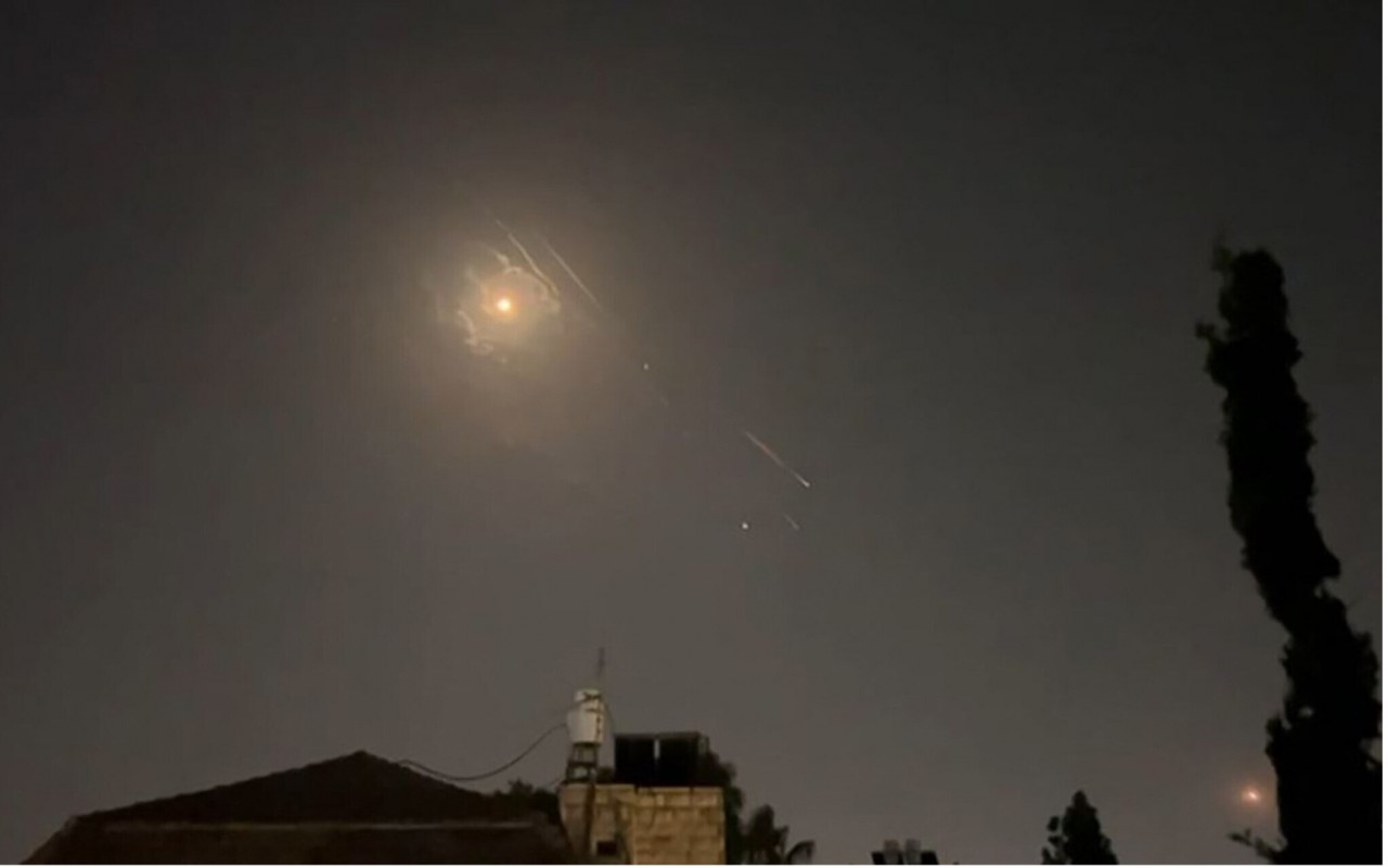 Đoạn video lấy từ AFPTV này được quay vào ngày 14 tháng 4 năm 2024, cho thấy các vụ nổ thắp sáng bầu trời Jerusalem khi lực lượng phòng không Israel đáp trả cuộc tấn công của Iran vào Israel. (AFPTV/AFP)