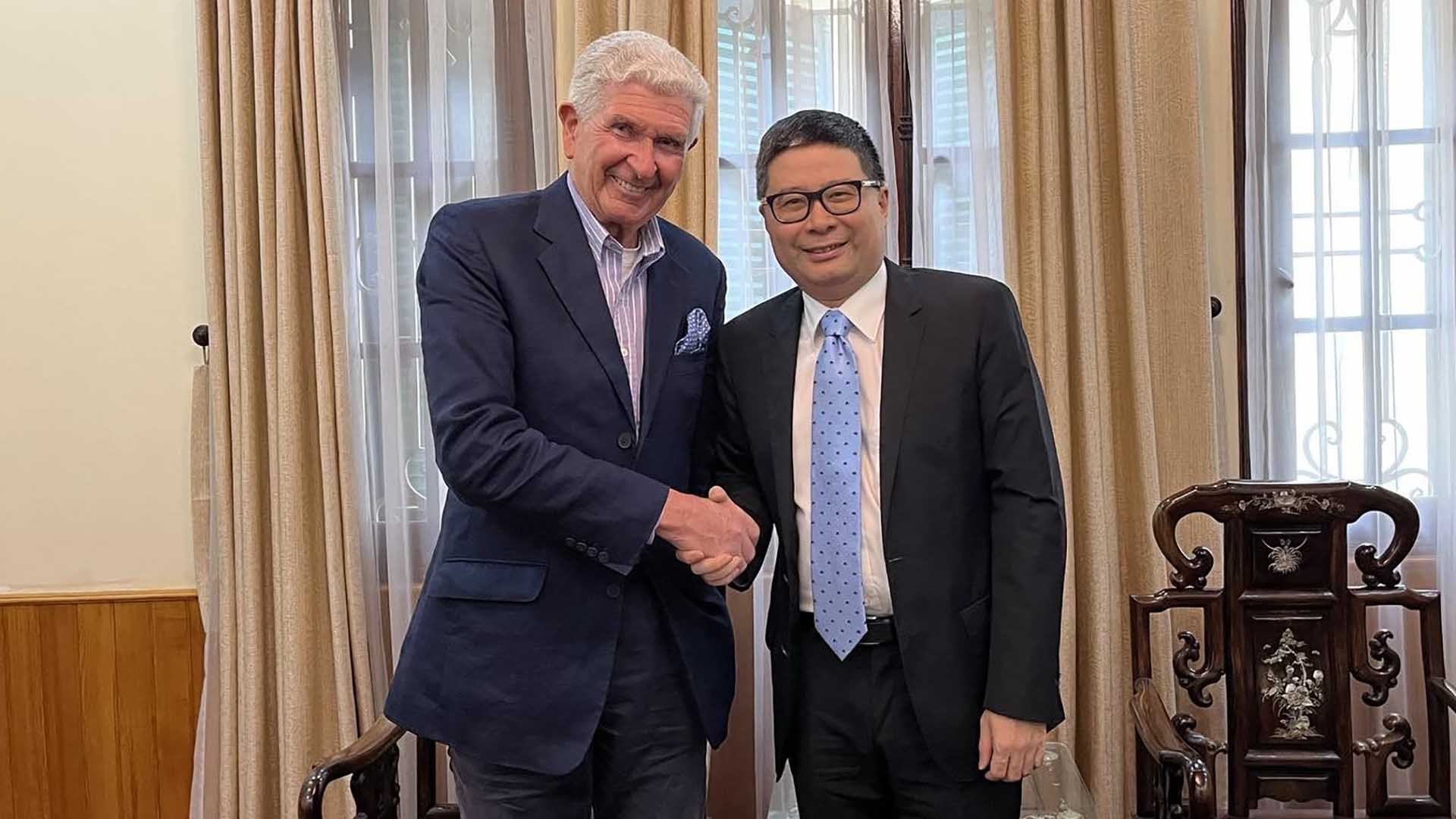 Cục trưởng Cục Lãnh sự Doãn Hoàng Minh và ông Joseph-Michel de Grand Ry.