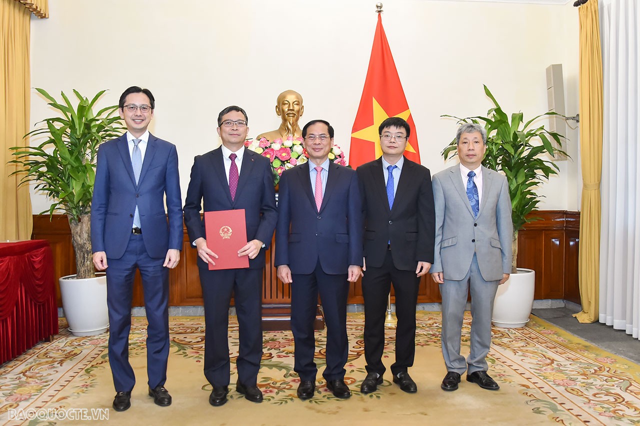 Tham dự buổi lễ trao quyết định về phía khách mời có đồng chí Vũ Hải Đăng, đại diện Vụ Theo dõi công tác phòng, chống tham nhũng, tiêu cực, Ban Nội chính Trung ương. Về phía Bộ Ngoại giao có: Thứ trưởng Đỗ Hùng Việt, Vụ trưởng Vụ Tổ chức cán bộ Trần Ngọc An và thủ trưởng các đơn vị trong Bộ